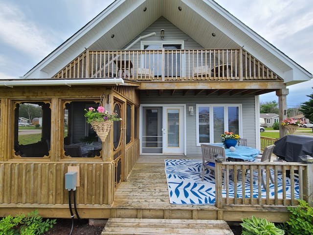 3 bedroom house with ocean view and hot tub