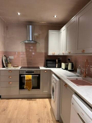 Edinburgh, 3 Bed, 2 Shower, Private Door@Tram Stop gallery image 3