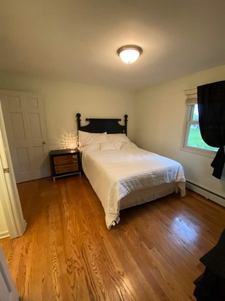 Dhomë gjumi bardhë e zi në katin kryesor krevat dopio "queen" dhe dollap