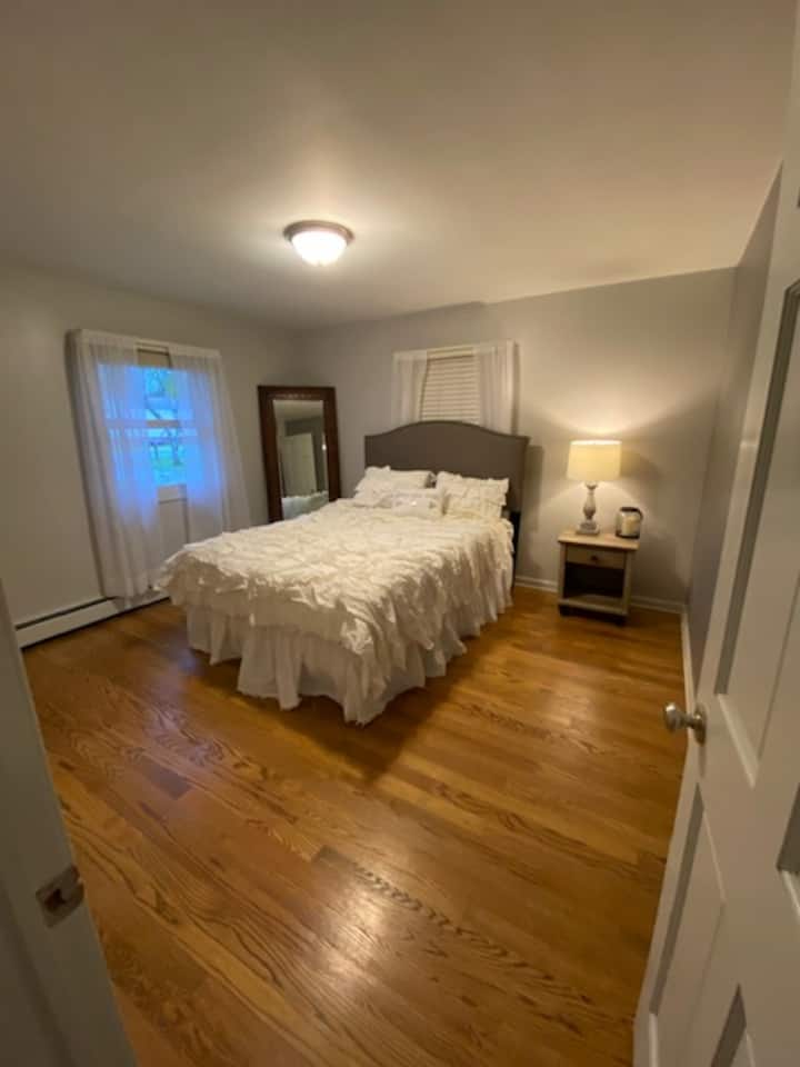 Dhomë gjumi gri #2 ecje në katin kryesor në dollap 