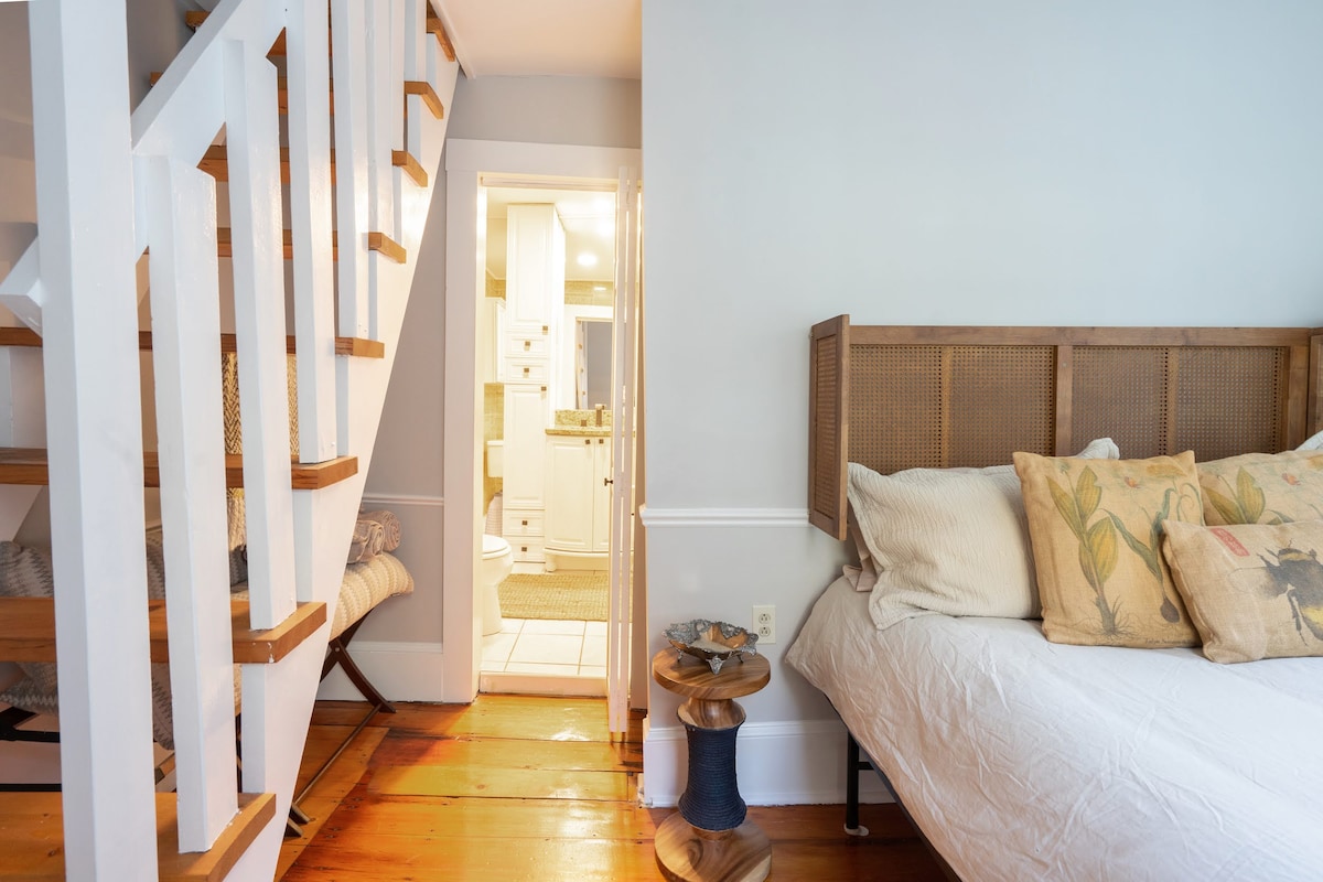 Dhoma e dytë e gjumit, e vendosur në katin e dytë, ofron një hapësirë unike ideale për familjet ose grupet e vogla. Ajo ka një krevat të rehatshëm me madhësi të plotë dhe një loft bonus me dy krevate dopio, që ofrojnë akomodime të rehatshme për deri në katër të rritur.