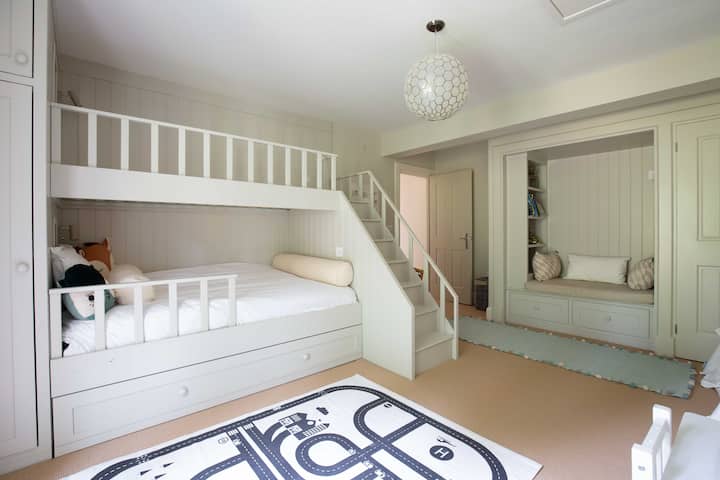 Poschodová izba. Horná poschodová posteľ - jednolôžková/ spodná poschodová posteľ - malá dvojlôžková. Dodatočná rozkladacia jednolôžková posteľ.