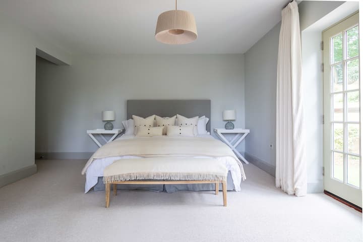 Spálňa 3 - super veľká manželská posteľ s vlastnou kúpeľňou. Zadná strana