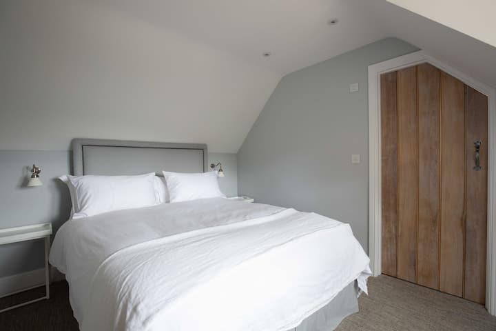 Spálňa 6 - veľká manželská posteľ s vlastnou kúpeľňou