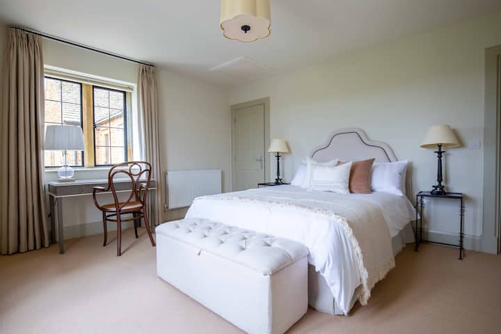 Spálňa s 2 manželskými posteľami a vlastnou kúpeľňou so sprchovacím kútom