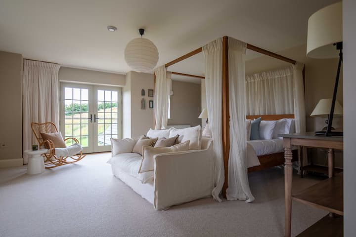 Hlavná spálňa, super-kingová posteľ so 4 plagátmi