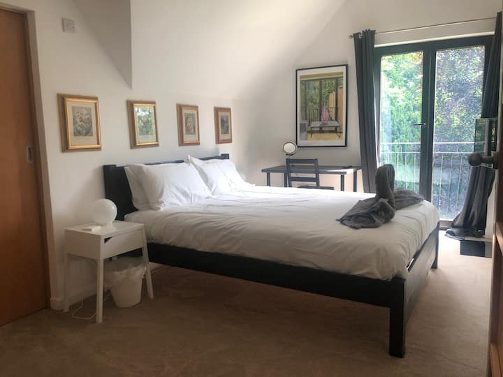 门口有2号卧室，配有舒适的2米宽双人床