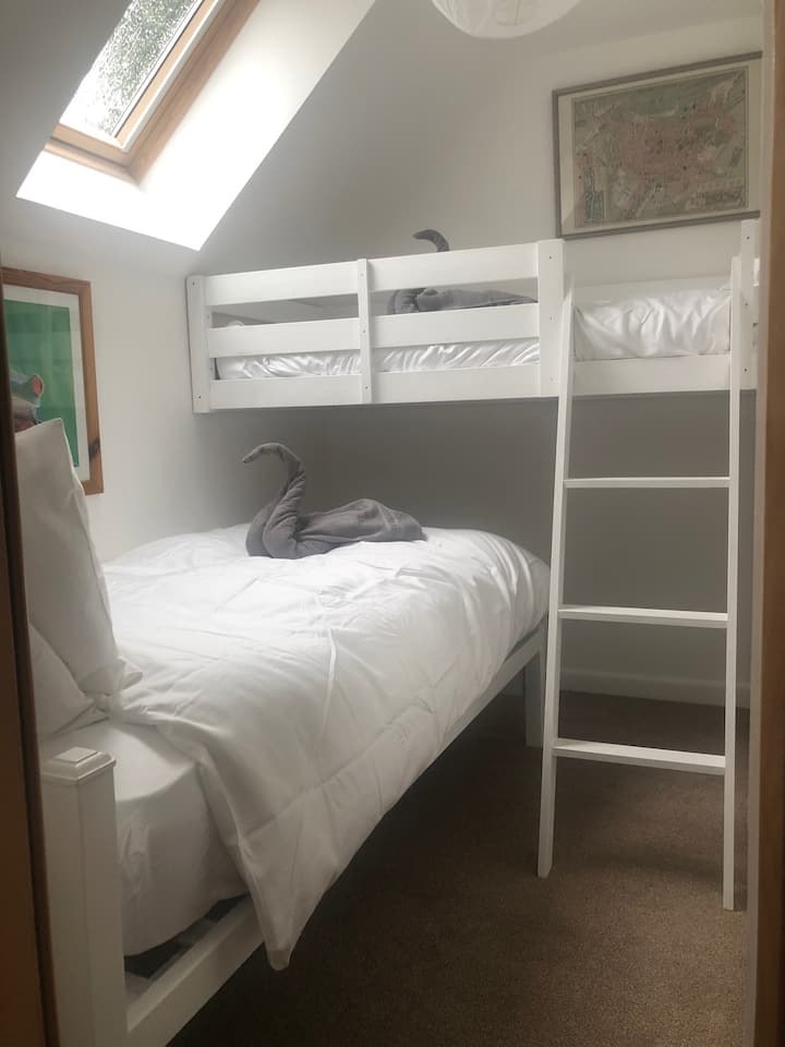 3号卧室，有一张单人床和一张小木屋床。