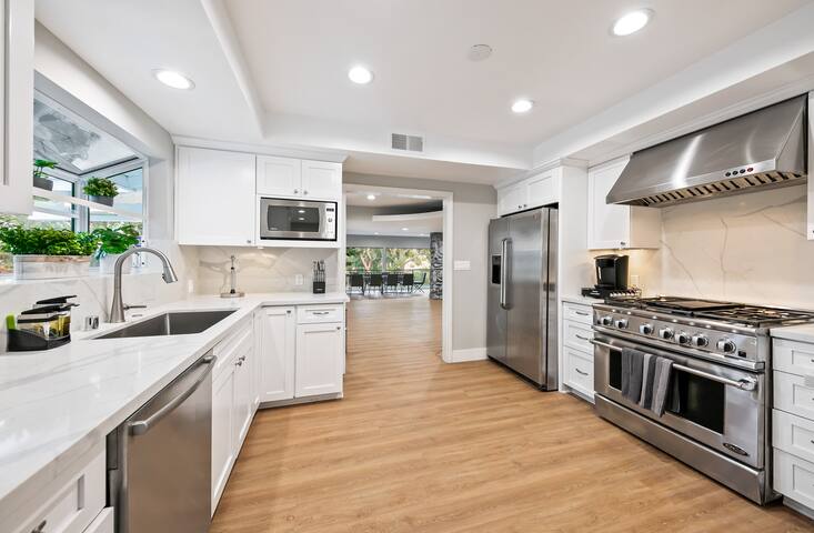 Peaceful 5BR w/Home Theater, Hot Tub, Home Office gallery image 4