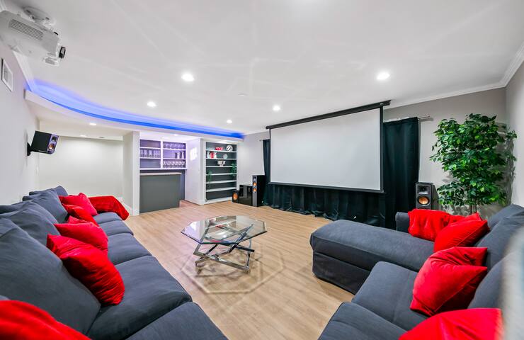 Peaceful 5BR w/Home Theater, Hot Tub, Home Office