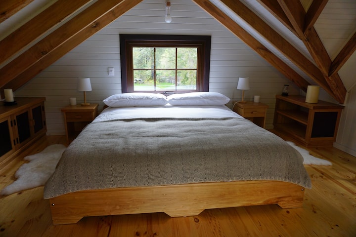 Ლამაზი ოთახი დიდი საწოლითა და ადგილობრივი ხის ლამაზი ავეჯით.