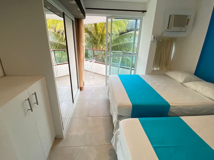 卧室配有2张双人床、衣柜、TB和通往客厅和阳台的出口。