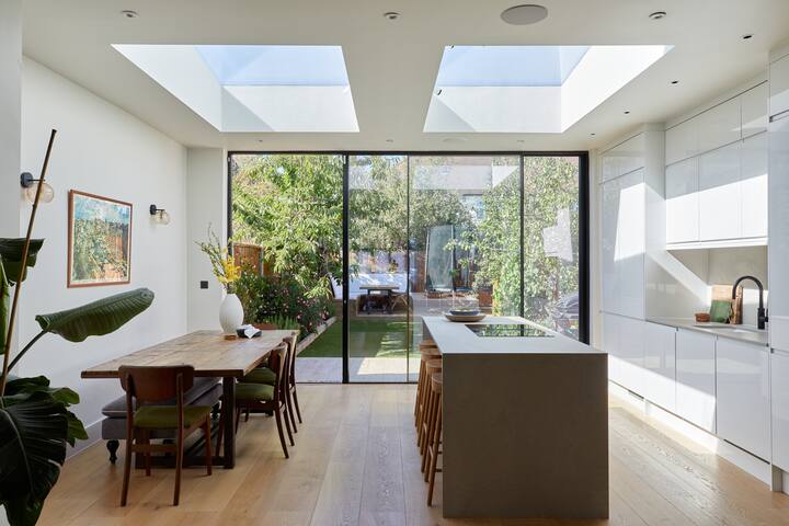 Newly renovated and bright 4 bedroom house gallery image 5