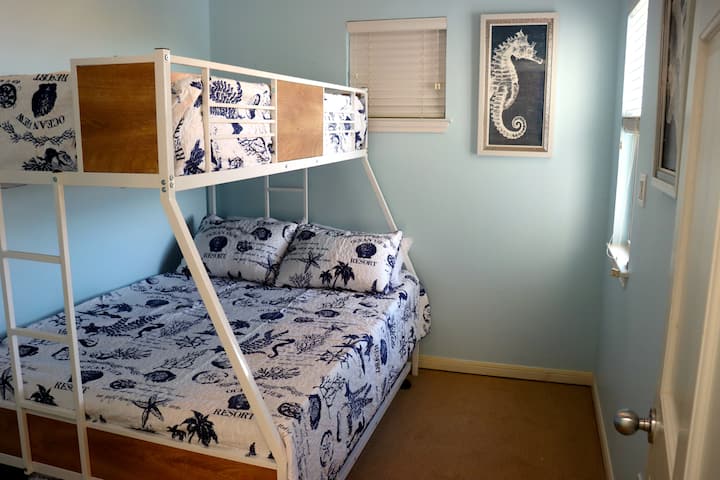 Poschodová izba na poschodí. Dvojitý matrac nad plným matracom; trundle je tiež dvojča