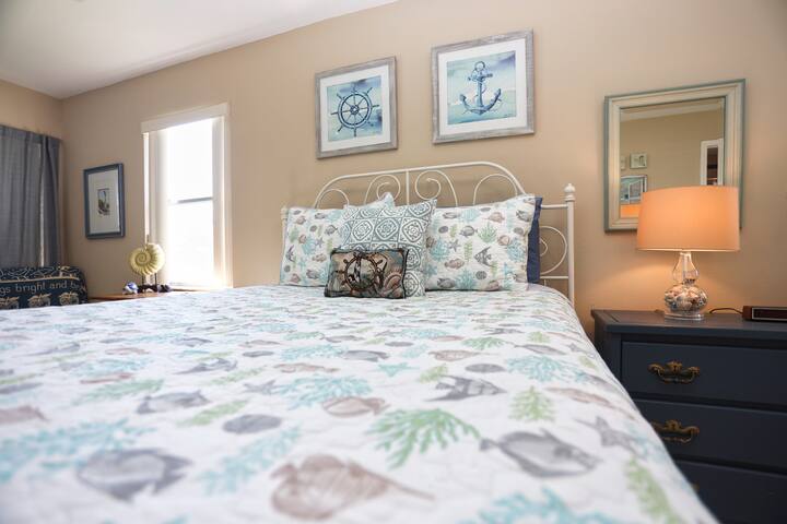 Qëndrime nate, abazhur, komodinë, hapësirë në dollap