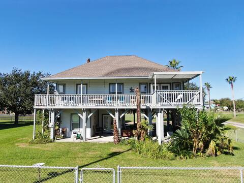 Peaceful Comfy Home W/ Bay Vws + Outdoor Space
