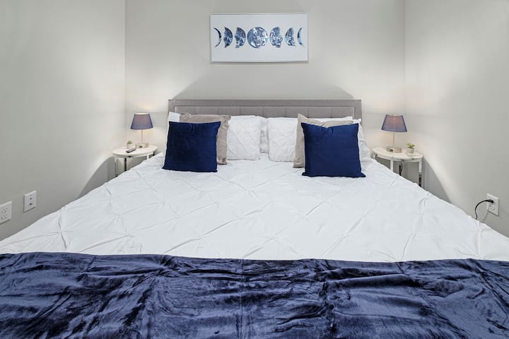 ห้องนอนของคุณเป็นสถานที่พักผ่อนส่วนตัวที่คุณสามารถพักผ่อนได้เมื่อสิ้นวัน พร้อมเตียงขนาดคิงไซส์โคมไฟข้างเตียง USB ห้องนี้ให้บริการที่พักที่สะดวกสบายอย่างแท้จริง