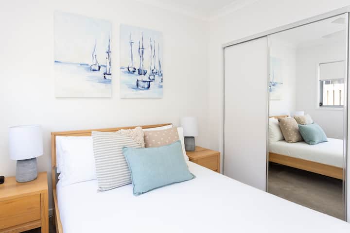 ห้องนอนพร้อมเตียงคู่