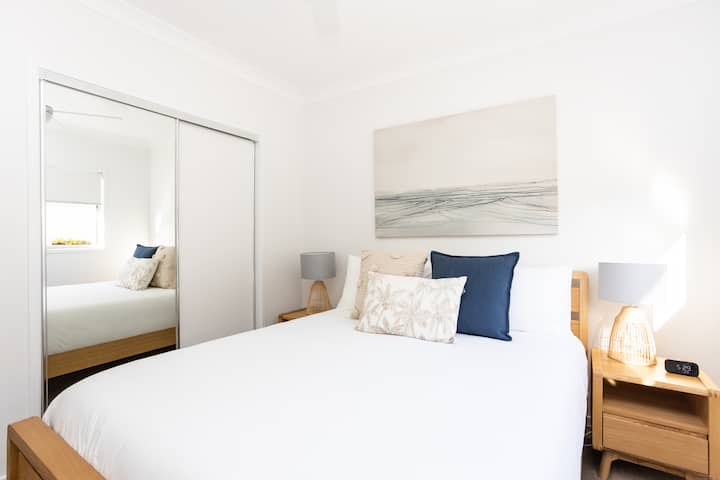 ห้องนอนพร้อมเตียงควีนไซส์