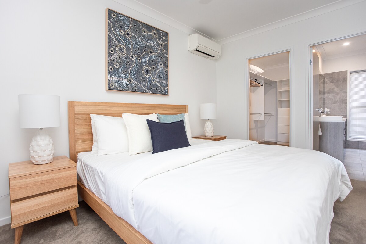 Glavna spavaća soba uključuje ormar u ormaru i vlastitu kupaonicu s dvostrukim umivaonikom i tuš-kabinom