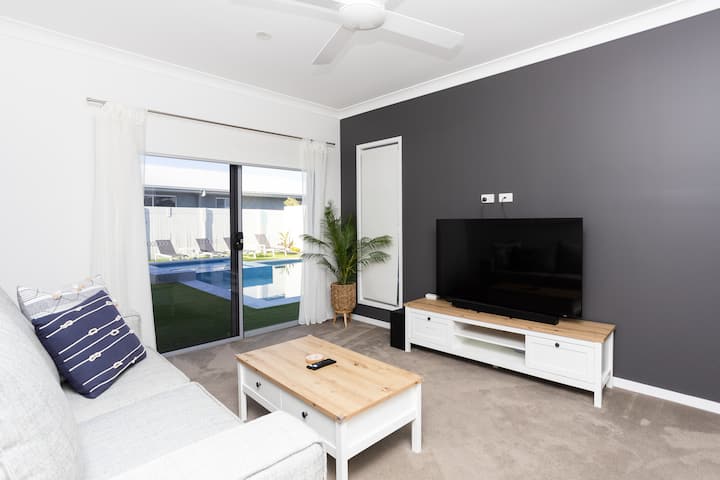 ห้องนั่งเล่น Rumpus/โบนัสมีโซฟาปรับนอนคู่และทีวีเครื่องที่สอง