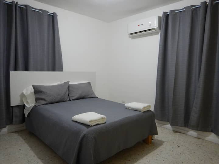 Habitación con cama matrimonial, aire acondicionado frio/calor, closet y cortinas black out. Se encuentra al fondo de la casa junto al baño.