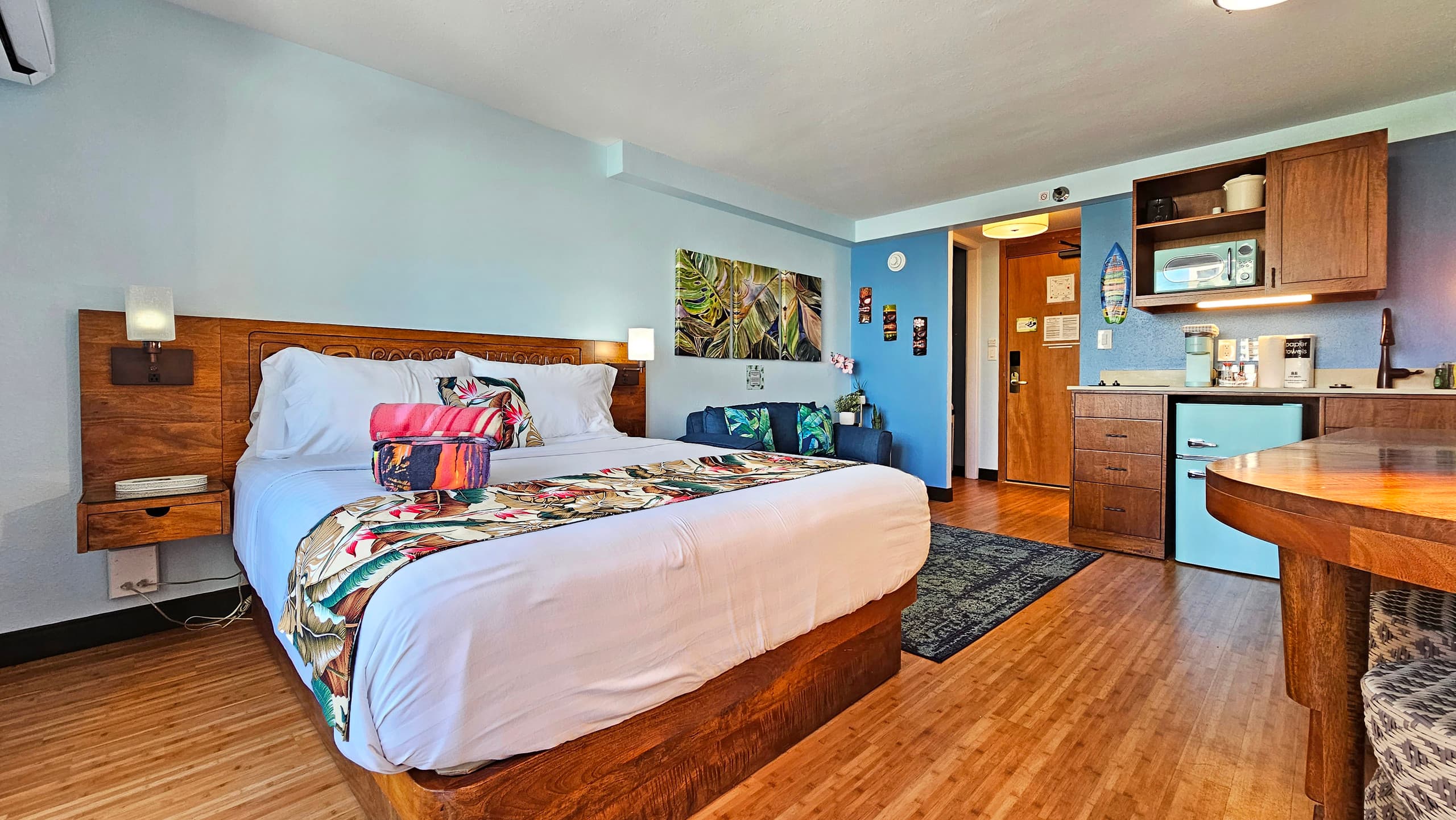 BMB 708 Swanky Studio just ½Block to Waikiki Beach - Image 1