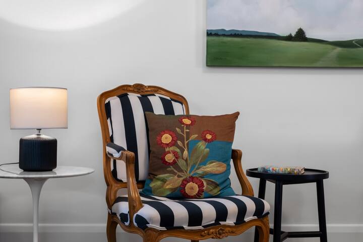 Two Terrific A+ Albert Park Apartments. 4BR. 2BTH. gallery image 5