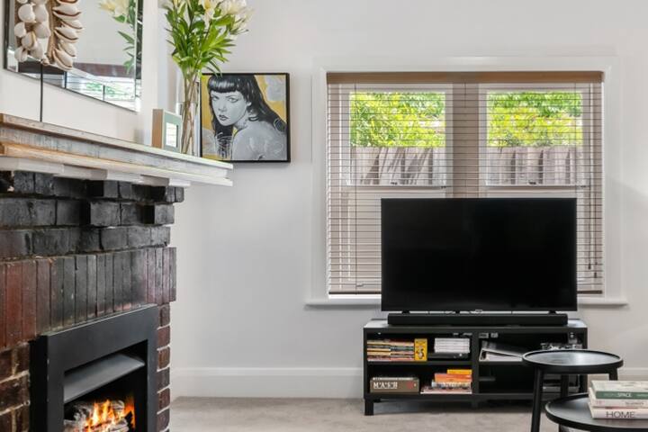 Two Terrific A+ Albert Park Apartments. 4BR. 2BTH. gallery image 3