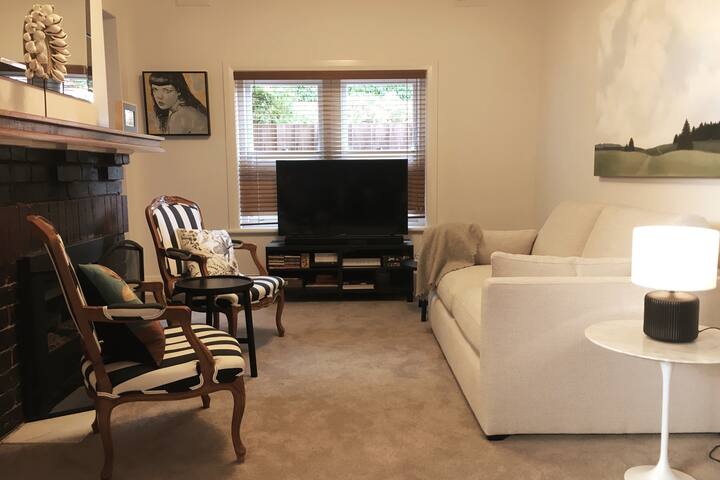 Two Terrific A+ Albert Park Apartments. 4BR. 2BTH. gallery image 4