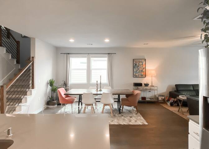 Large Modern 4 Bed/2.5 Bath Home w/Office+Gym+Pool