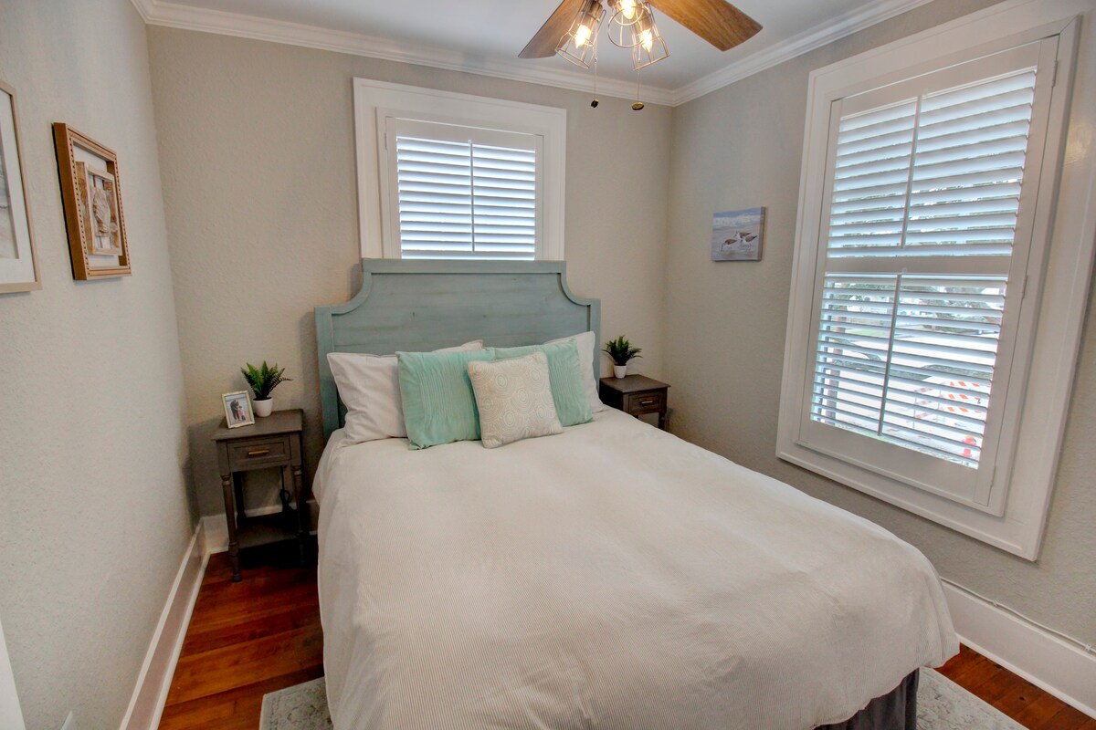 Chumba cha kulala cha tatu kina kitanda kizuri chenye mito ya kifahari na runinga ndogo!