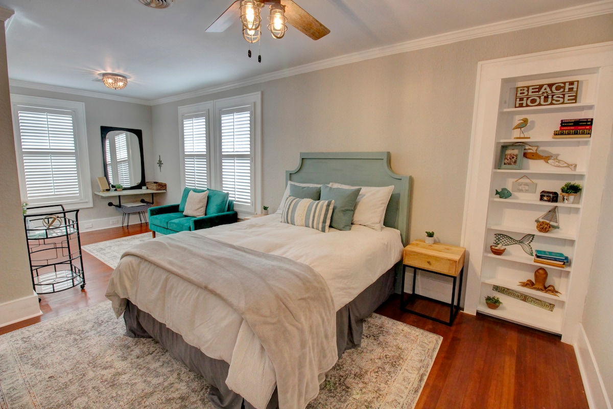 Chumba kikuu cha kulala kina runinga mahiri, gari la baa, sofa ndogo na bafu kamili la kujitegemea. (Zaidi, unapofungua rafu utapata chumba cha kulala cha nne cha siri!)