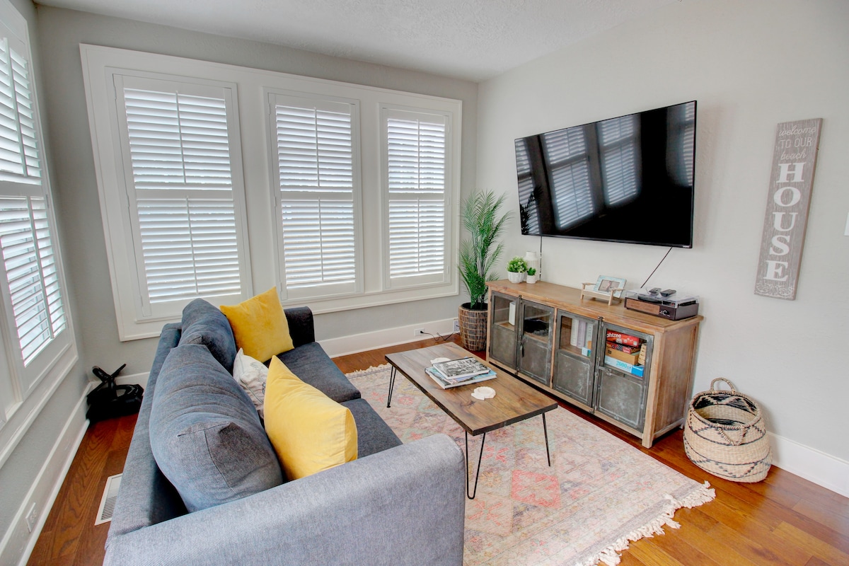 Sebule ya pili ina kitanda cha sofa, michezo ya ubao, runinga janja na kicheza rekodi!