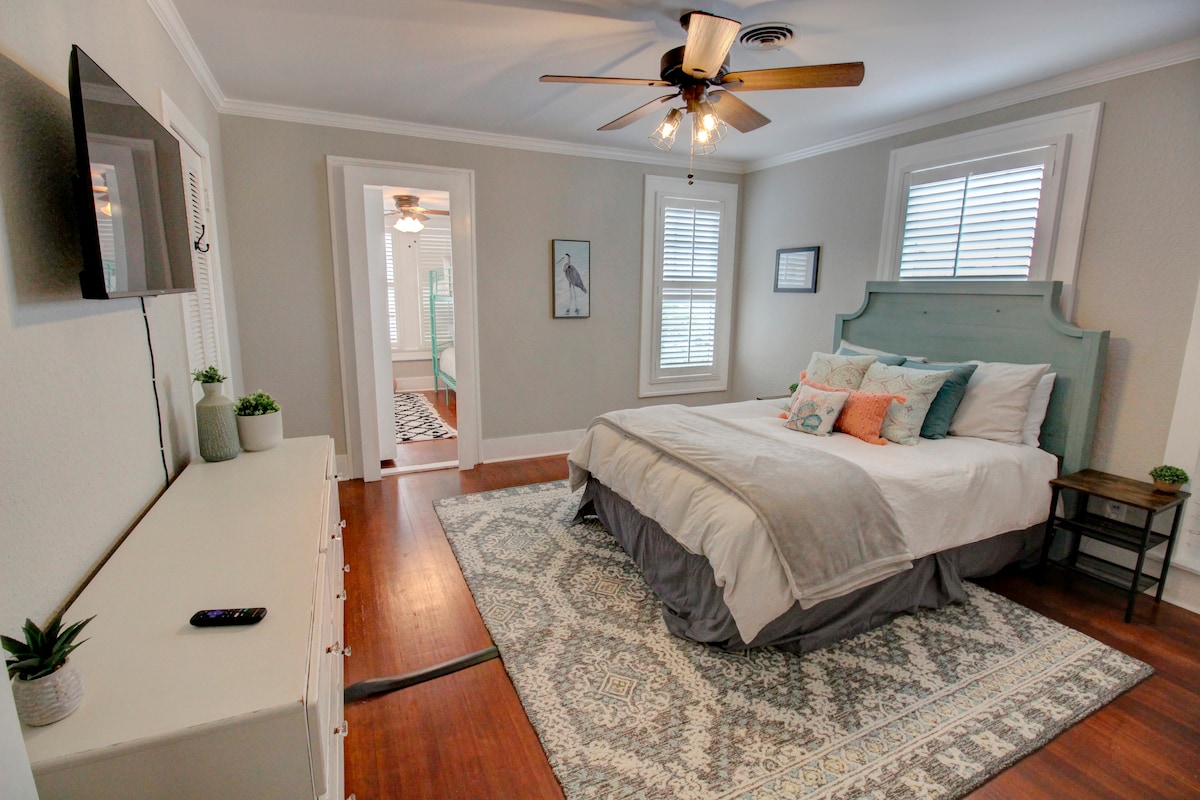 Chumba cha kulala cha pili kina uchangamfu na ufukweni. Ina vifaa vya TV ya smart na nafasi ya kuvaa kwa ajili ya kuhifadhi.