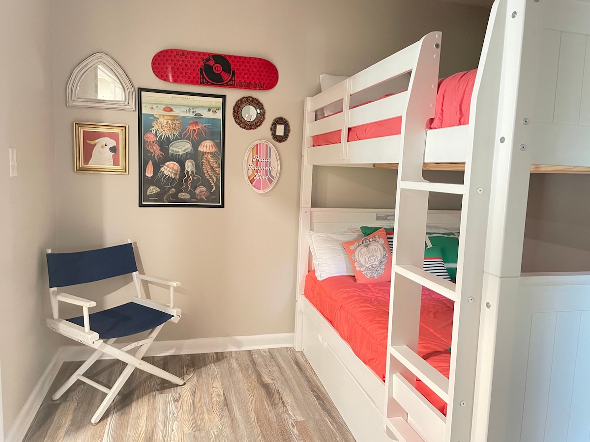 سرير بطابقين كاملين مع سرير مزدوج قابل للسحب