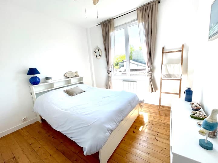 Chambre n°2 lit double (140) // 
Room n°2 with a bed of 140 cm