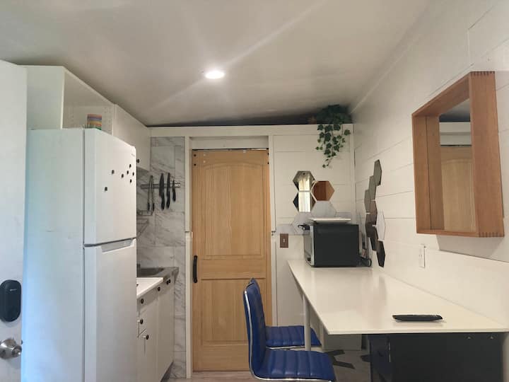 Five Star Location, Adorable Secluded Tiny Home - Portland, OR
