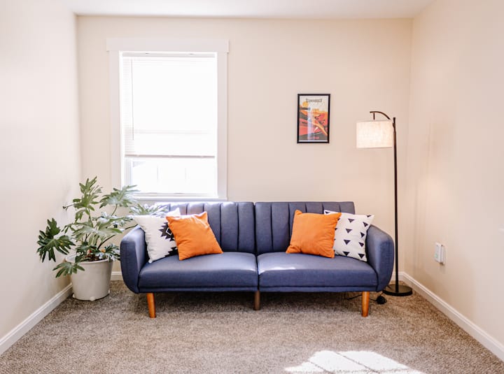 Acogedor rincón de lectura en el piso de arriba con un cómodo sofá que se retira a un cama doble si es necesario.

© Fotografía Rachel Treinen 
