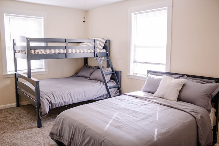 Dormitorio en planta alta con una cama completa y una habitación doble (con barandillas) sobre una litera completa. ¡Perfecto para una familia completa!


© Fotografía Rachel Treinen 