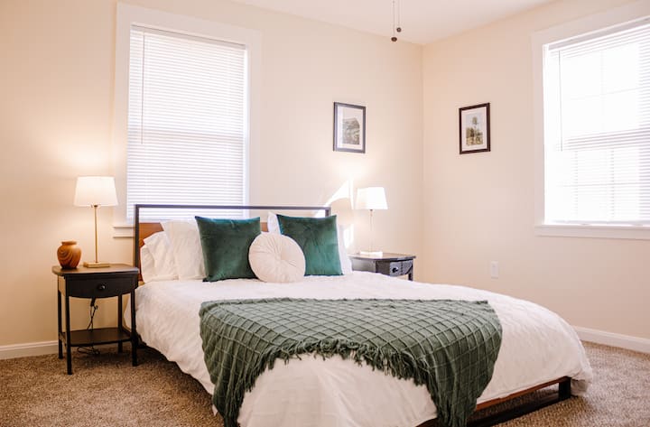 Precioso y luminoso dormitorio en la planta superior con cama tamaño queen


© Fotografía Rachel Treinen 