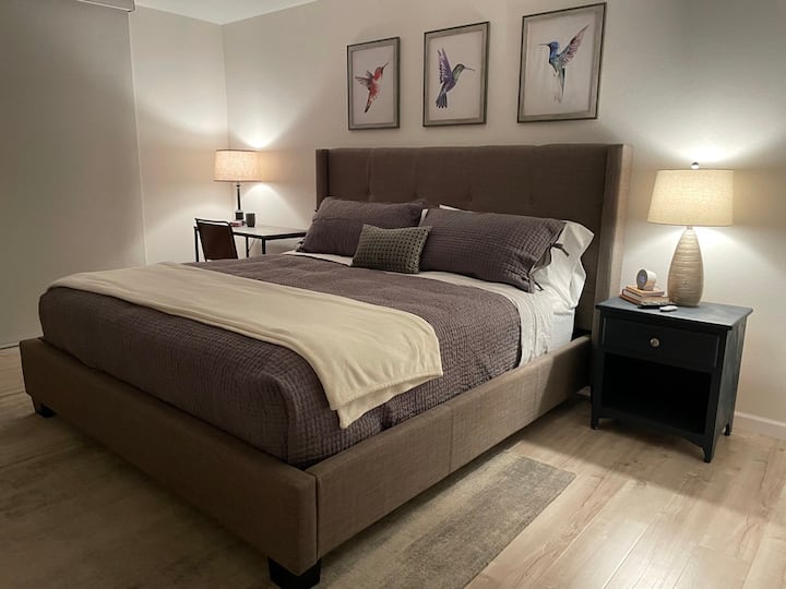 Примарен БР со 55-инчен паметен телевизор на другиот ѕид и сенка за затемнување на собата. Оваа соба има лизгач кој се отвора кон задниот двор.  Има биро за вашиот лаптоп. 