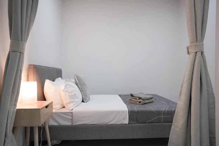 Stylish 2-BR Apartment Mascot Nr Airport+2PKG