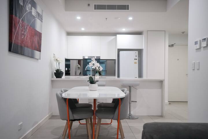 Stylish 2-BR Apartment Mascot Nr Airport+2PKG