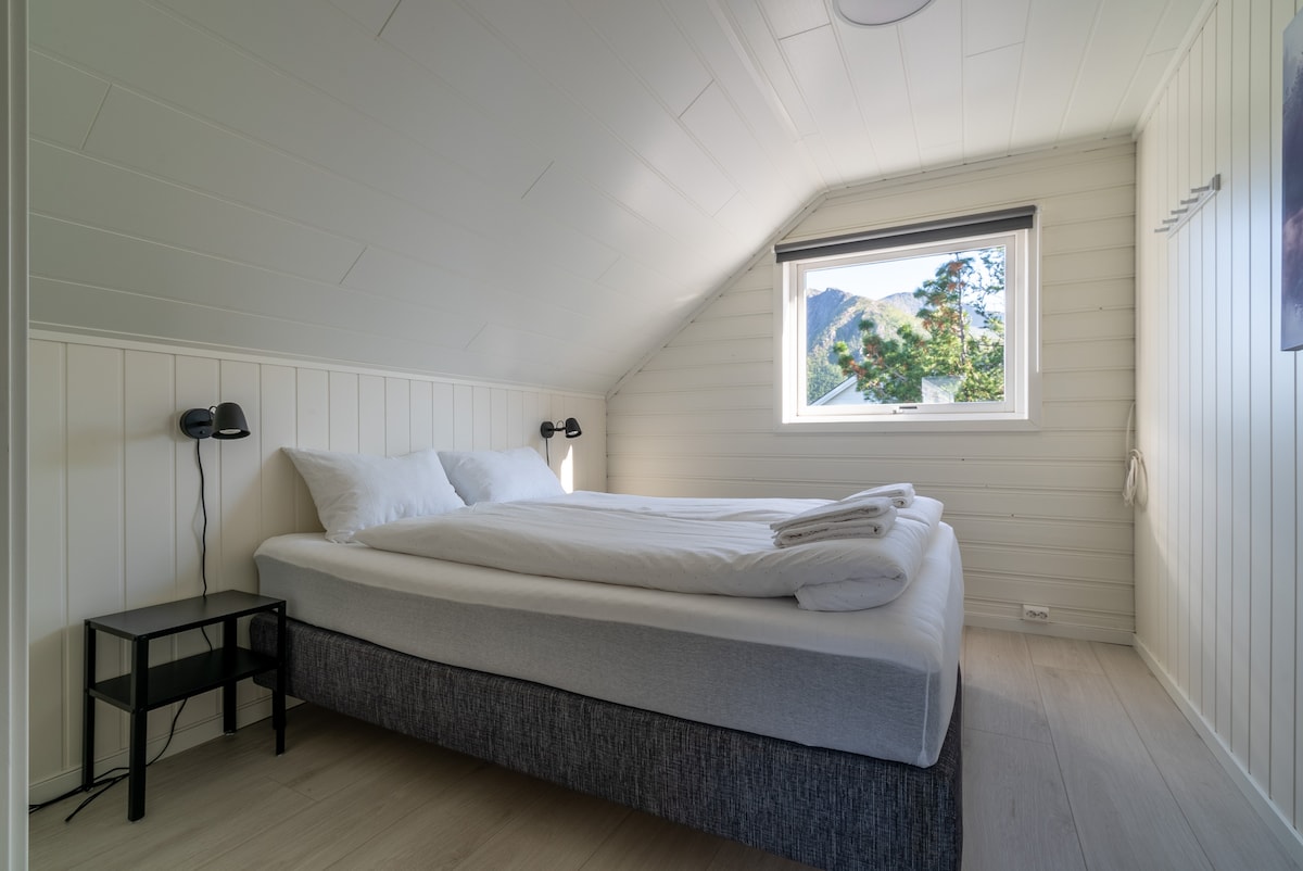 غرفة النوم رقم 1. 
تم استبدال السرير في الصورة بسرير جديد. ستظهر الصورة قريبًا. 

بياضات مغسولة ومكوية بشكل احترافي من الساتان والمناشف لضمان تجربة رائعة 