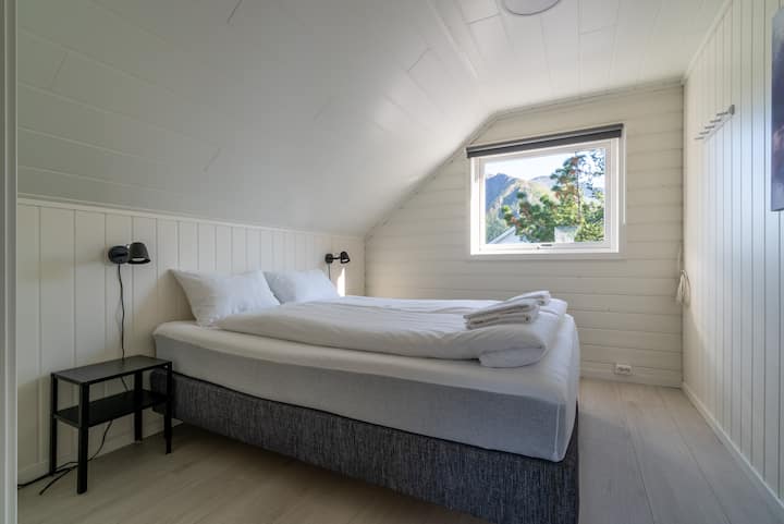 חדר שינה מס '1. 
המיטה בתמונה הוחלפה במיטה חדשה. התמונה תגיע בקרוב. 

מכובסים ומגהצים באופן מקצועי בסאטן ובמגבות כדי להבטיח חוויה נהדרת 