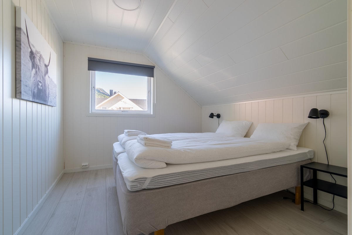 غرفة النوم رقم2. أسرّة مزدوجة. 
تم استبدال السرير في الصورة بسريرين مزدوجين جديدين. ستأتي الصورة قريبًا. 

بياضات مغسولة ومكوية بشكل احترافي من الساتان والمناشف لضمان تجربة رائعة 