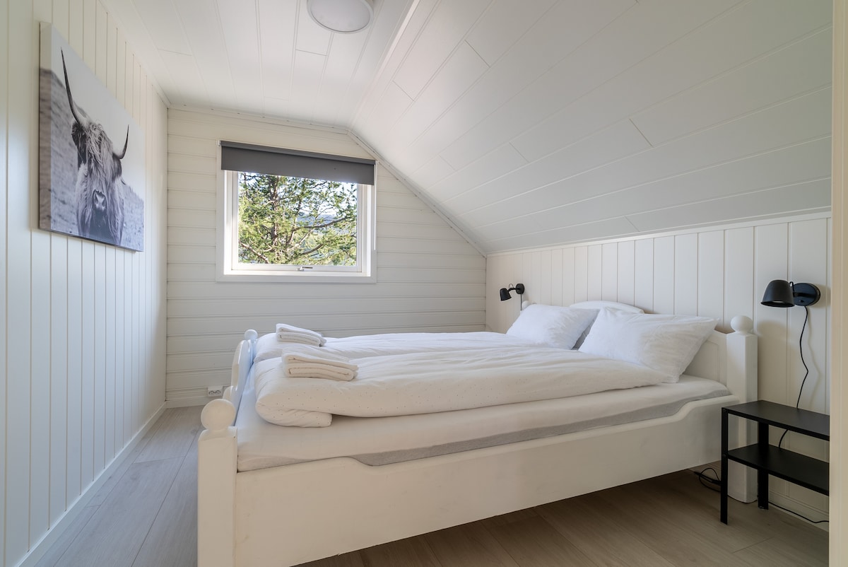 غرفة النوم رقم 3
تم استبدال السرير في الصورة بسرير جديد. ستظهر الصورة قريبًا. 

بياضات مغسولة ومكوية بشكل احترافي من الساتان والمناشف لضمان تجربة رائعة 