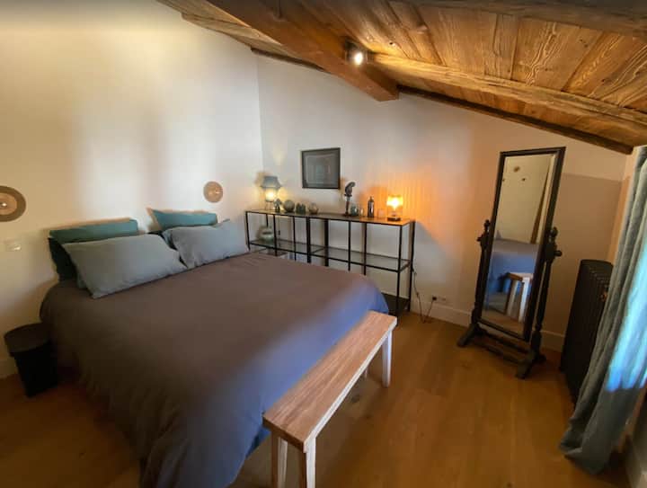 Საწოლი 140 სმ სიგანის. 
Არა-რკინის ბამბის ველის თეთრეული