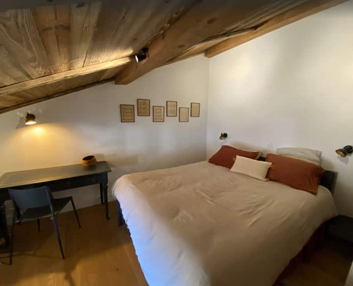 1 ორადგილიანი საწოლი 160 სმ სიგანით. 
1 ერთადგილიანი საწოლი 80x180 სმ
Არა რკინის ბამბის იალქნიანი თეთრეული.